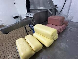 Alemão acaba preso após apreensão de 10,4 toneladas de alimentos irregulares Alemão acaba preso após apreensão de 10,4 toneladas de alimentos irregulares