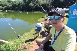 Ação promove experiência de pescaria e passeio a caiaque para crianças autistas