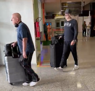 Equipe de Guns N' Roses desembarca e fãs esperam por integrantes