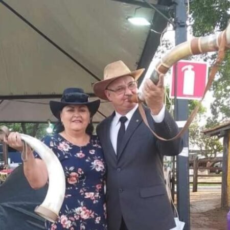 Para garantir som perfeito, Valmir aprendeu a tocar os berrantes que faz