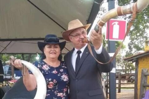 Para garantir som perfeito, Valmir aprendeu a tocar os berrantes que faz