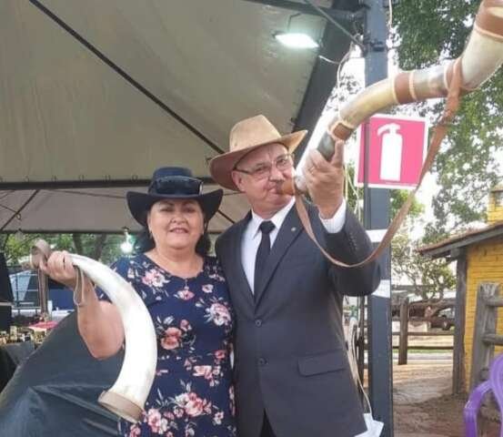 Para garantir som perfeito, Valmir aprendeu a tocar os berrantes que faz