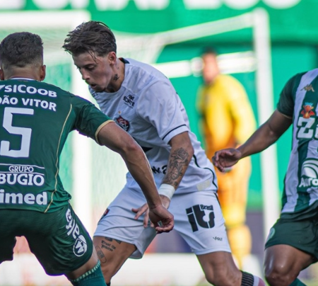 Chapecoense sofre empate nos acréscimos contra o Vitória na Arena Condá
