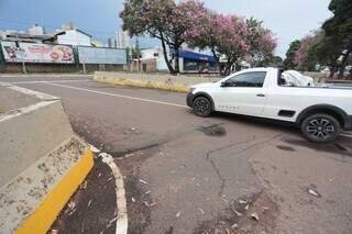 Asfalto “afunda” em ponte sobre o Prosa e levanta alerta para acidentes