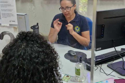 Projeto-piloto do INSS oferece suporte em Libras presencial e remoto
