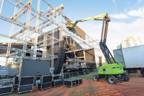 Com 120 toneladas de ferro, palco da Expogrande terá decoração regional