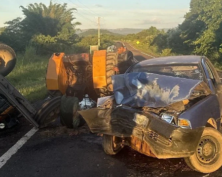 Colisão na MS-080 deixa quatro feridos e parte trator ao meio