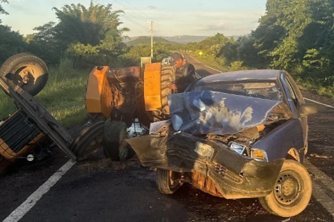 Colisão na MS-080 deixa quatro feridos e parte trator ao meio