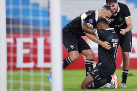 Cruzeiro leva gol no fim e Botafogo vence fora com decisão tardia