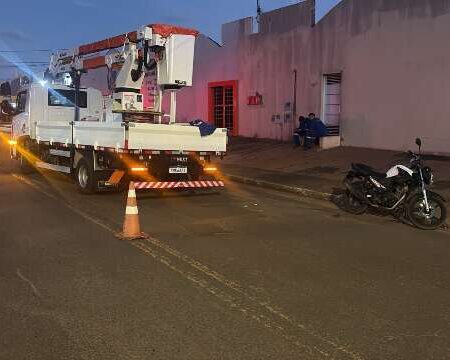 Secretária do PT fica em estado gravíssimo após acidente entre moto e caminhão