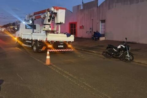 Secretária do PT fica em estado gravíssimo após acidente entre moto e caminhão