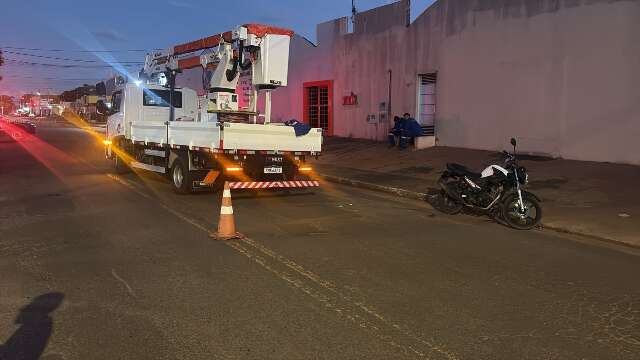 Secretária do PT fica em estado gravíssimo após acidente entre moto e caminhão