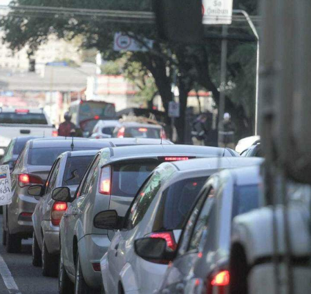 Abril exige licenciamento de veículos com placas finais 1 e 2