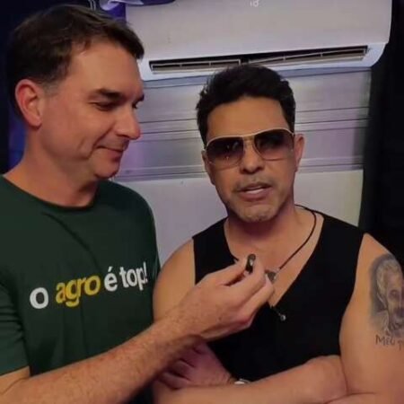 Na Expogrande, Flávio vai ao camarim de Zezé e grava vídeo para Bolsonaro