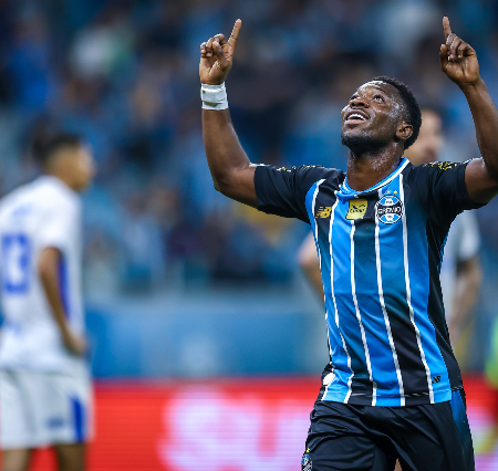 Grêmio vence Confiança com vantagem numérica na Copa do Brasil