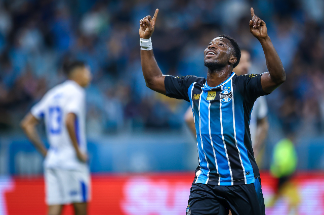 Grêmio vence Confiança com vantagem numérica na Copa do Brasil