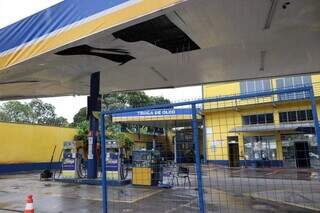 Telhado cede e posto de combustíveis é interditado no bairro Amambai