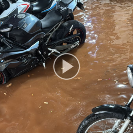 Chuva alaga loja de peças e causa prejuízo na Manoel da Costa Lima