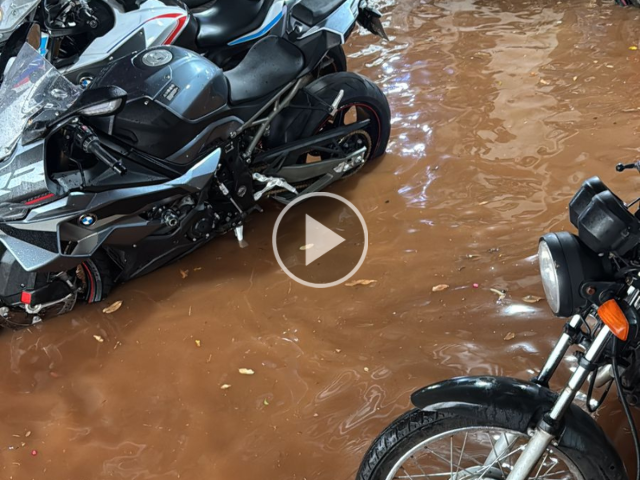 Chuva alaga loja de peças e causa prejuízo na Manoel da Costa Lima