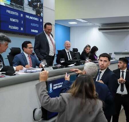 Vereadores analisam vetos à divulgação de contrato e uso de câmera para multa