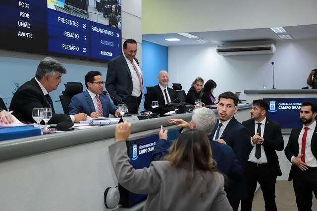 Vereadores analisam vetos à divulgação de contrato e uso de câmera para multa