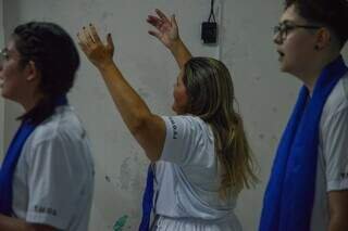 Louvação a Ogum tem fogos para orixás e feijoada servida à noite