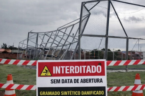 Temporal derruba árvores, interdita arena e deixa bairros sem energia