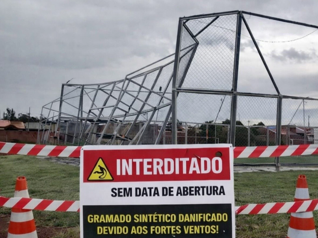 Temporal derruba árvores, interdita arena e deixa bairros sem energia