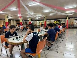 Competição de xadrez reúne famílias nos Jogos Escolares de Campo Grande