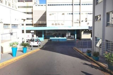 Homem acusado de furtos cai em emboscada e é espancado com barra de ferro