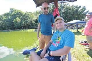 Ação promove experiência de pescaria e passeio a caiaque para crianças autistas