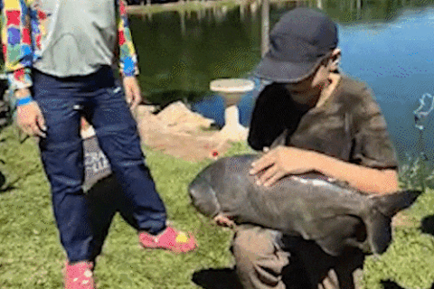 Ação promove experiência de pescaria e passeio a caiaque para crianças autistas