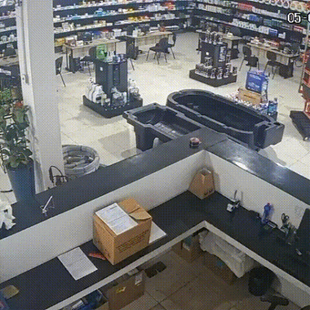 Vídeo mostra momento em que rajada de vento destrói fachada de loja agropecuária