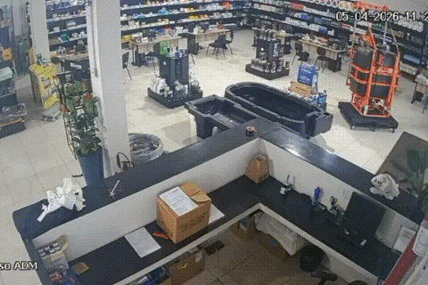 Vídeo mostra momento em que rajada de vento destrói fachada de loja agropecuária