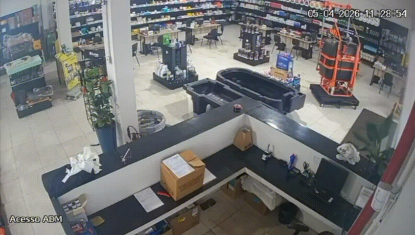 Vídeo mostra momento em que rajada de vento destrói fachada de loja agropecuária