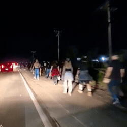 Sem alternativa, roqueiros desistem do trânsito e seguem a pé pela BR-262