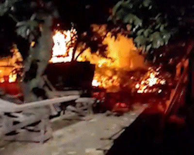 Incêndio em depósito de madeira assusta vizinhos durante a madrugada