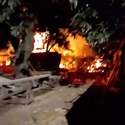 Incêndio em depósito de madeira assusta vizinhos durante a madrugada