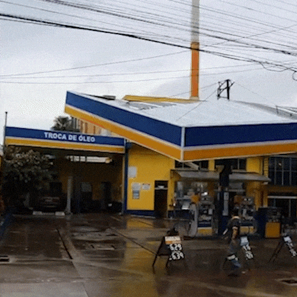 Telhado cede e posto de combustíveis é interditado no bairro Amambai