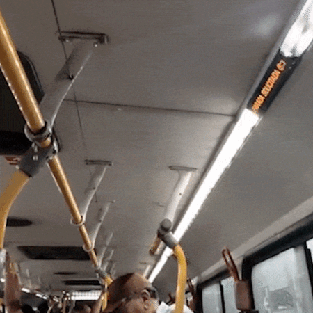 Goteiras em ônibus causam transtornos a passageiros em dia de chuva