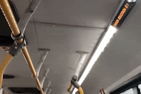 Goteiras em ônibus causam transtornos a passageiros em dia de chuva