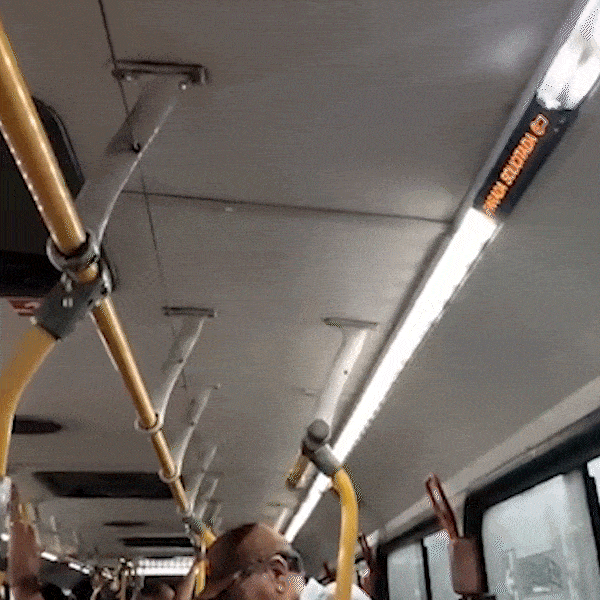 Goteiras em ônibus causam transtornos a passageiros em dia de chuva