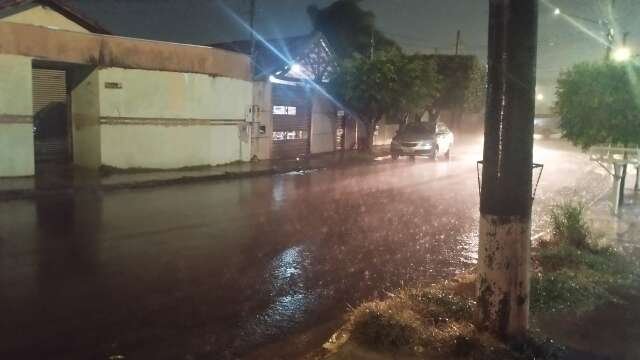 Sábado termina com chuva forte em alguns bairros de Campo Grande