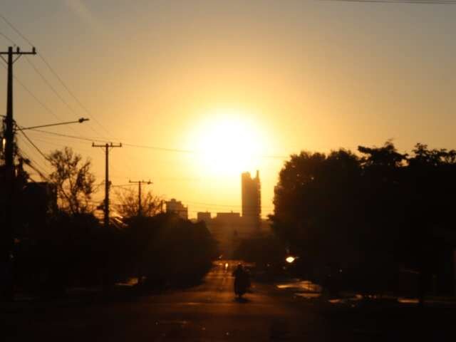 Calor predomina, mas chuva pode aparecer neste domingo em MS