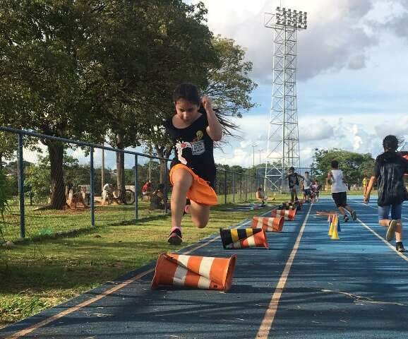 Disputas de atletismo dos Jogos Escolares da Capital continuam neste domingo