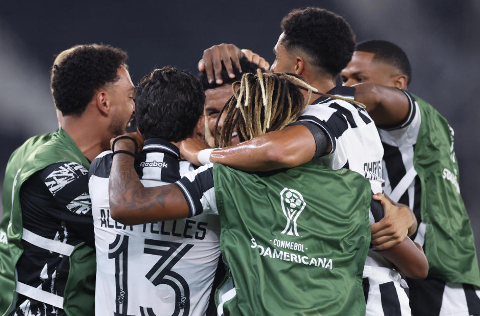Botafogo constrói vitória tranquila em casa e Santos para na defesa rival