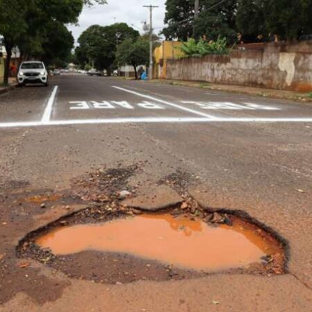 Pintura de sinalização antes de tapa-buracos gera críticas em rua da Capital