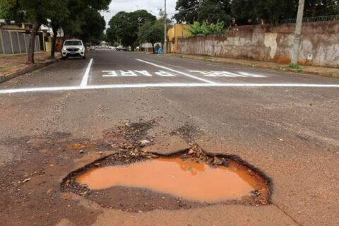 Pintura de sinalização antes de tapa-buracos gera críticas em rua da Capital