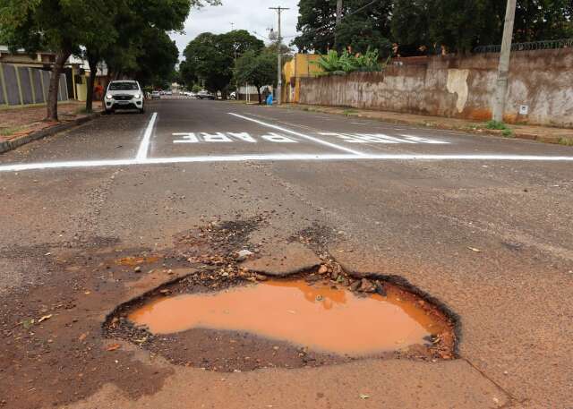 Pintura de sinalização antes de tapa-buracos gera críticas em rua da Capital
