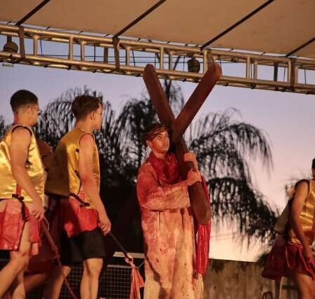 Sem procissão após 30 anos, Via Sacra emociona fiéis nas Moreninhas